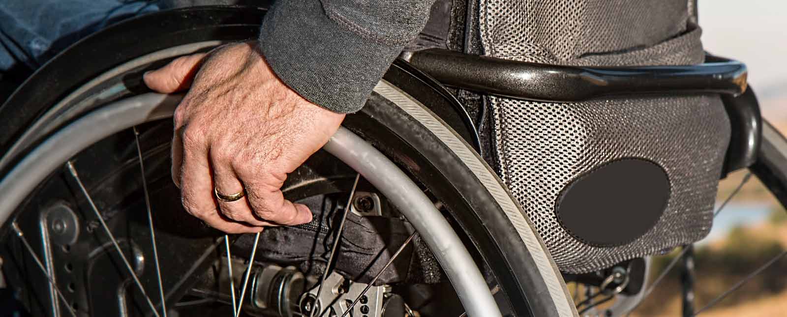 Persona en silla de ruedas
